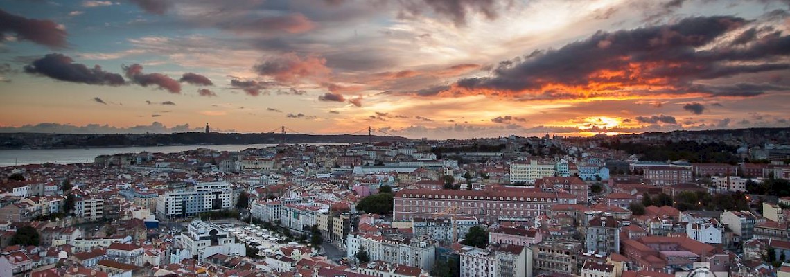 Lua cheia nos miradouros de Lisboa