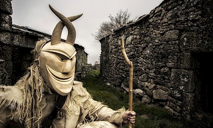 Pelos trilhos e aldeias tipícas de Lazarim no Carnaval