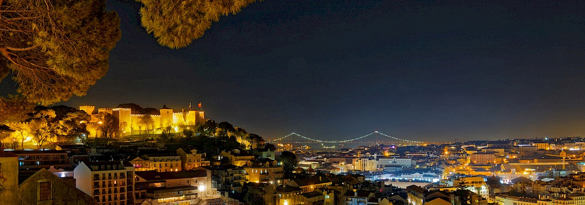 Caminhada de Pôr do Sol e Lua Cheia nos Miradouros de Lisboa