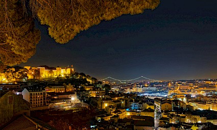 Caminhada de Pôr do Sol e Lua Cheia nos Miradouros de Lisboa