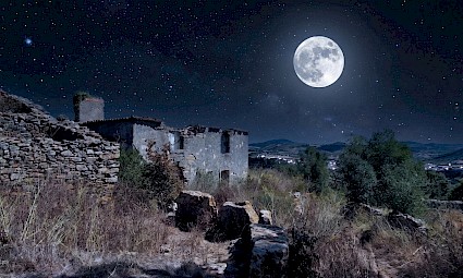 CAMINHADA AO LUAR NA ALDEIA FANTASMA DE BROAS