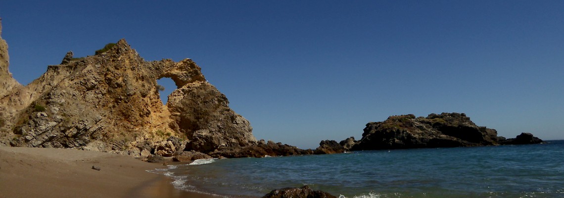 À descoberta das praias da Cova da Mijona e do Penedo